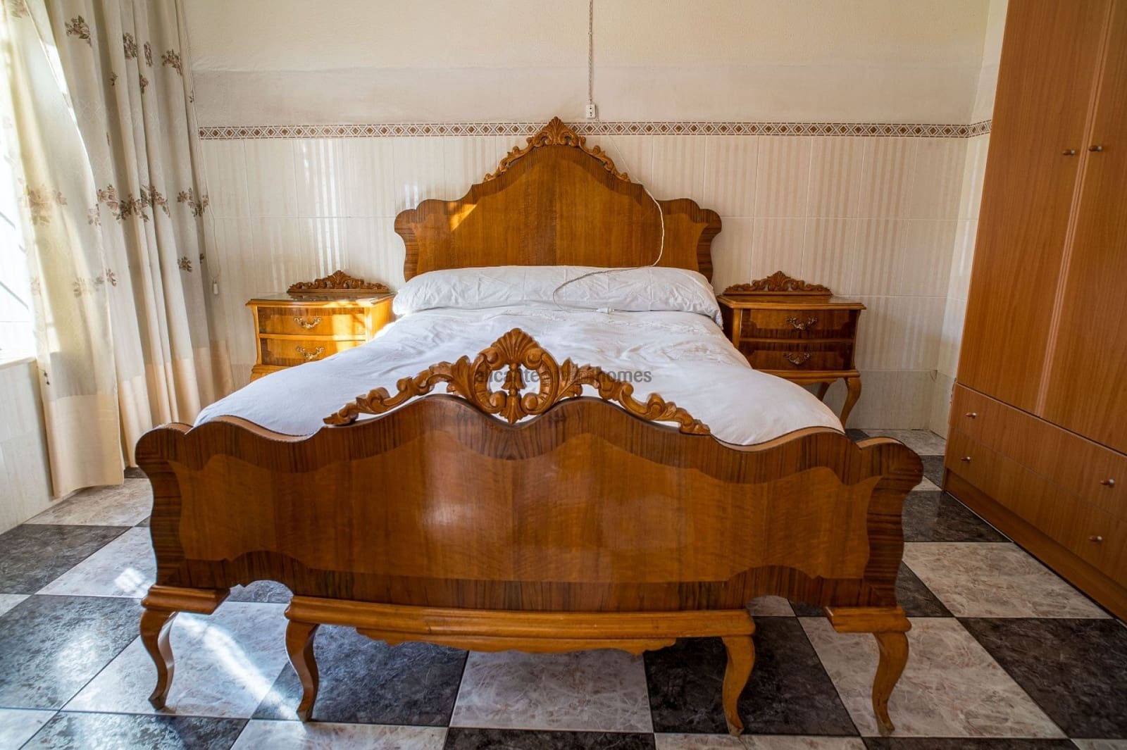 6 bedroom Townhouse for sale in Pinoso with garage - € 170,000 (Ref: 9547518)