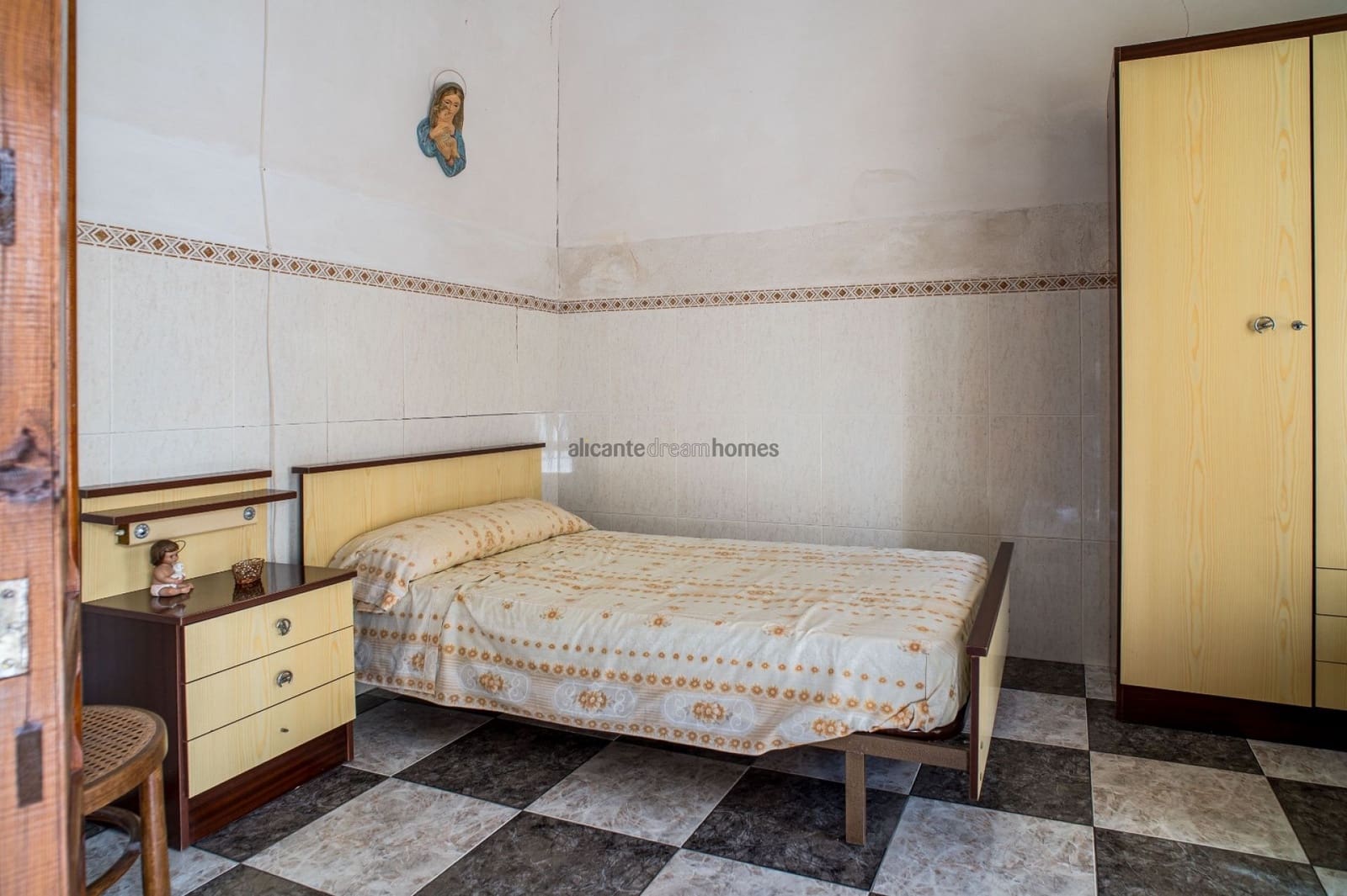 6 bedroom Townhouse for sale in Pinoso with garage - € 170,000 (Ref: 9547518)