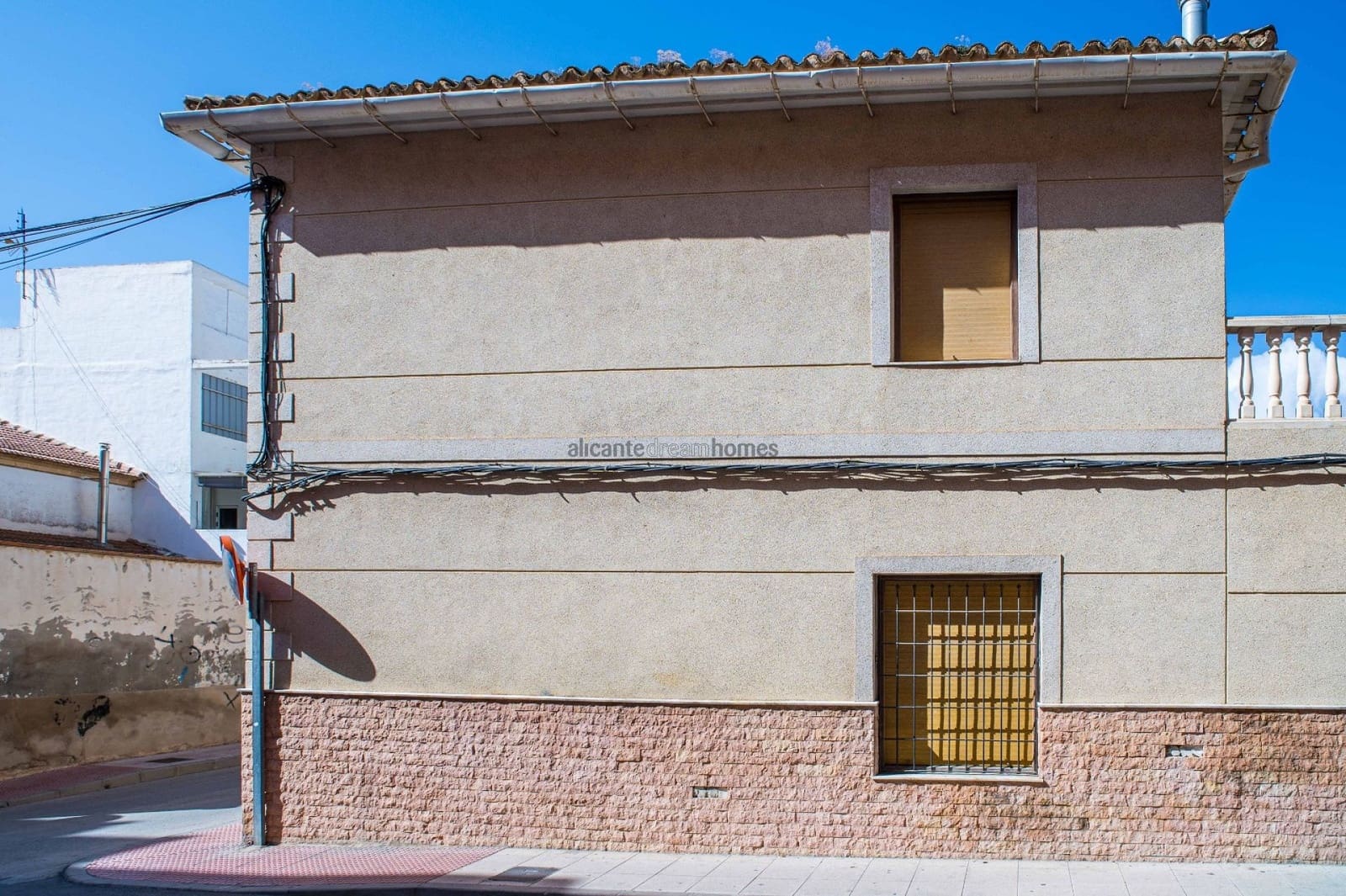 6 bedroom Townhouse for sale in Pinoso with garage - € 170,000 (Ref: 9547518)