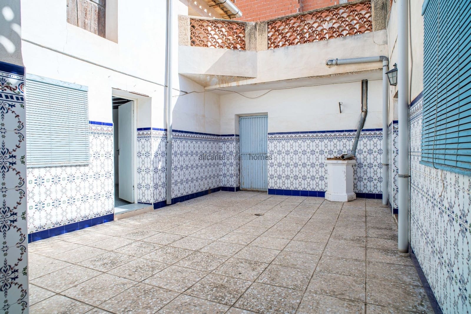 6 bedroom Townhouse for sale in Pinoso with garage - € 170,000 (Ref: 9547518)