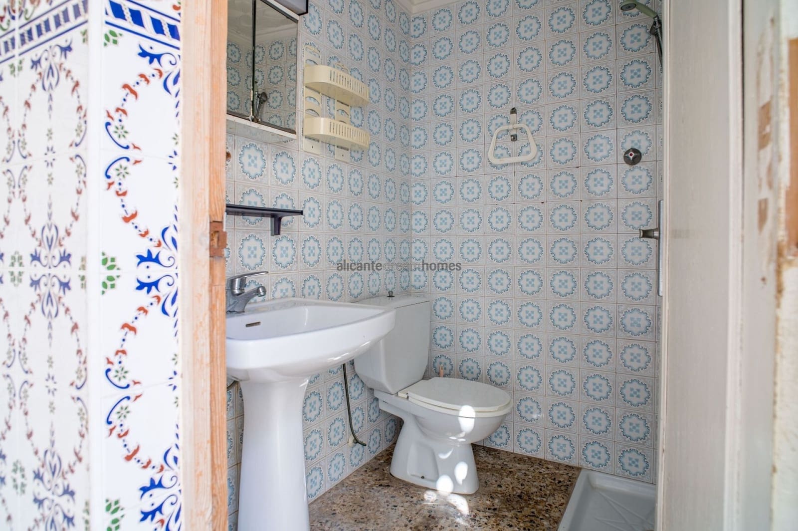 6 bedroom Townhouse for sale in Pinoso with garage - € 170,000 (Ref: 9547518)