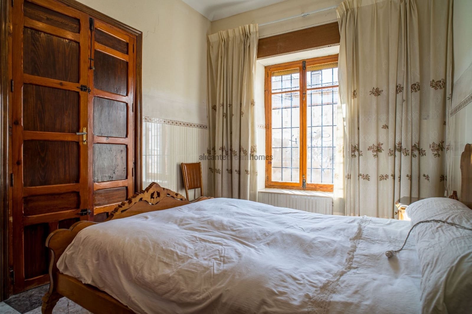 6 bedroom Townhouse for sale in Pinoso with garage - € 170,000 (Ref: 9547518)