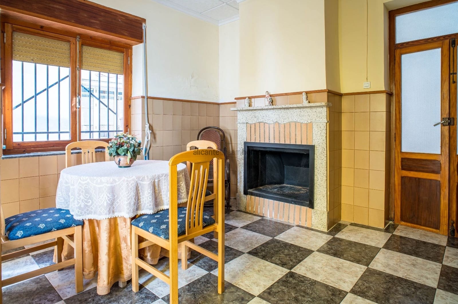 6 bedroom Townhouse for sale in Pinoso with garage - € 170,000 (Ref: 9547518)