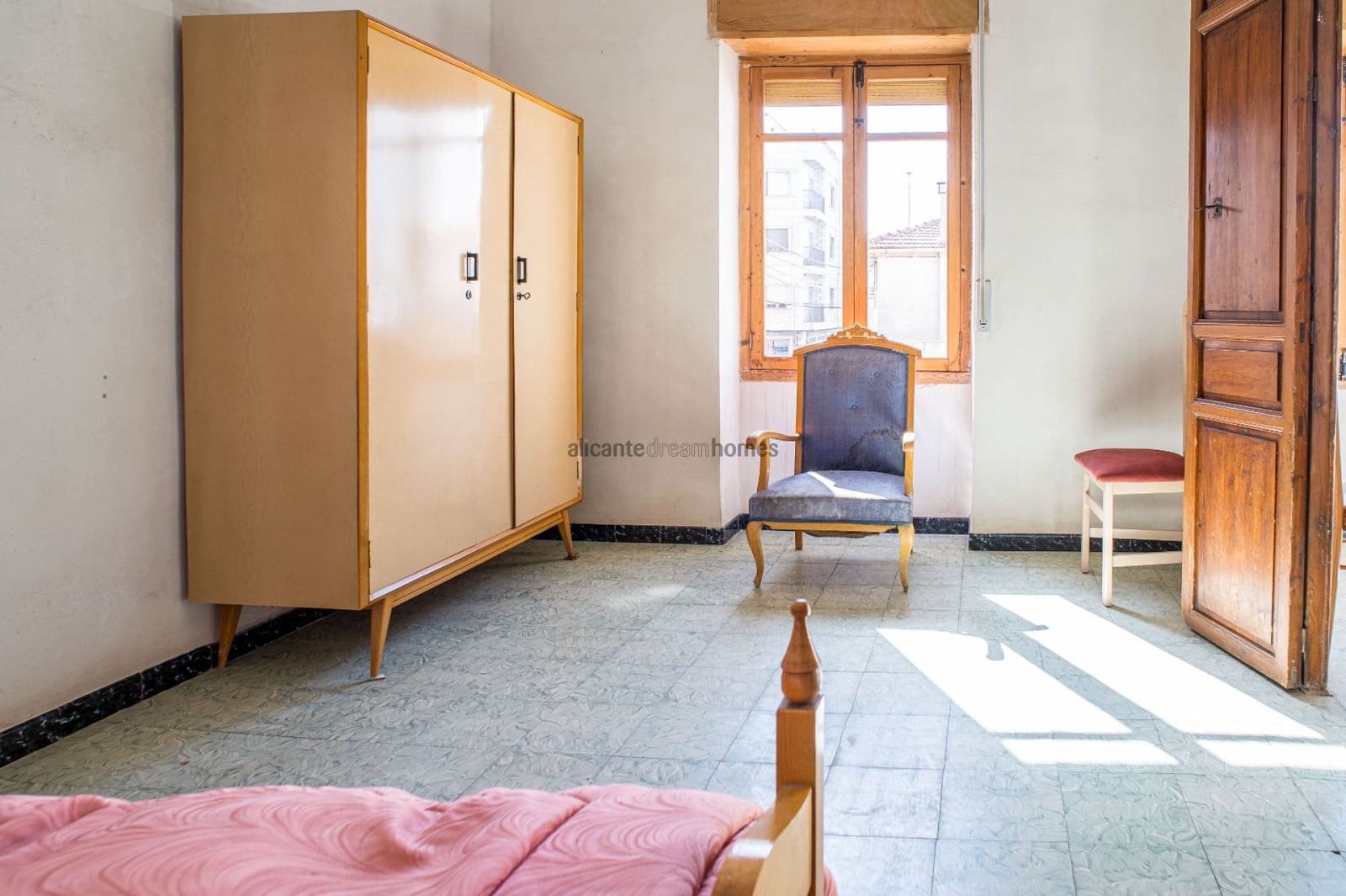 6 bedroom Townhouse for sale in Pinoso with garage - € 170,000 (Ref: 9547518)