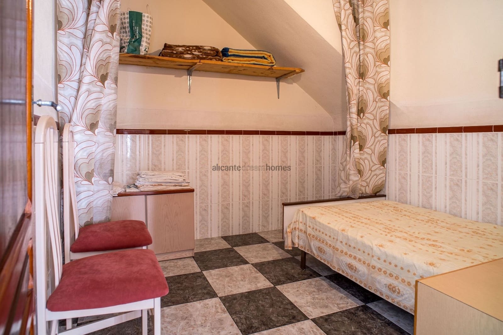 6 bedroom Townhouse for sale in Pinoso with garage - € 170,000 (Ref: 9547518)