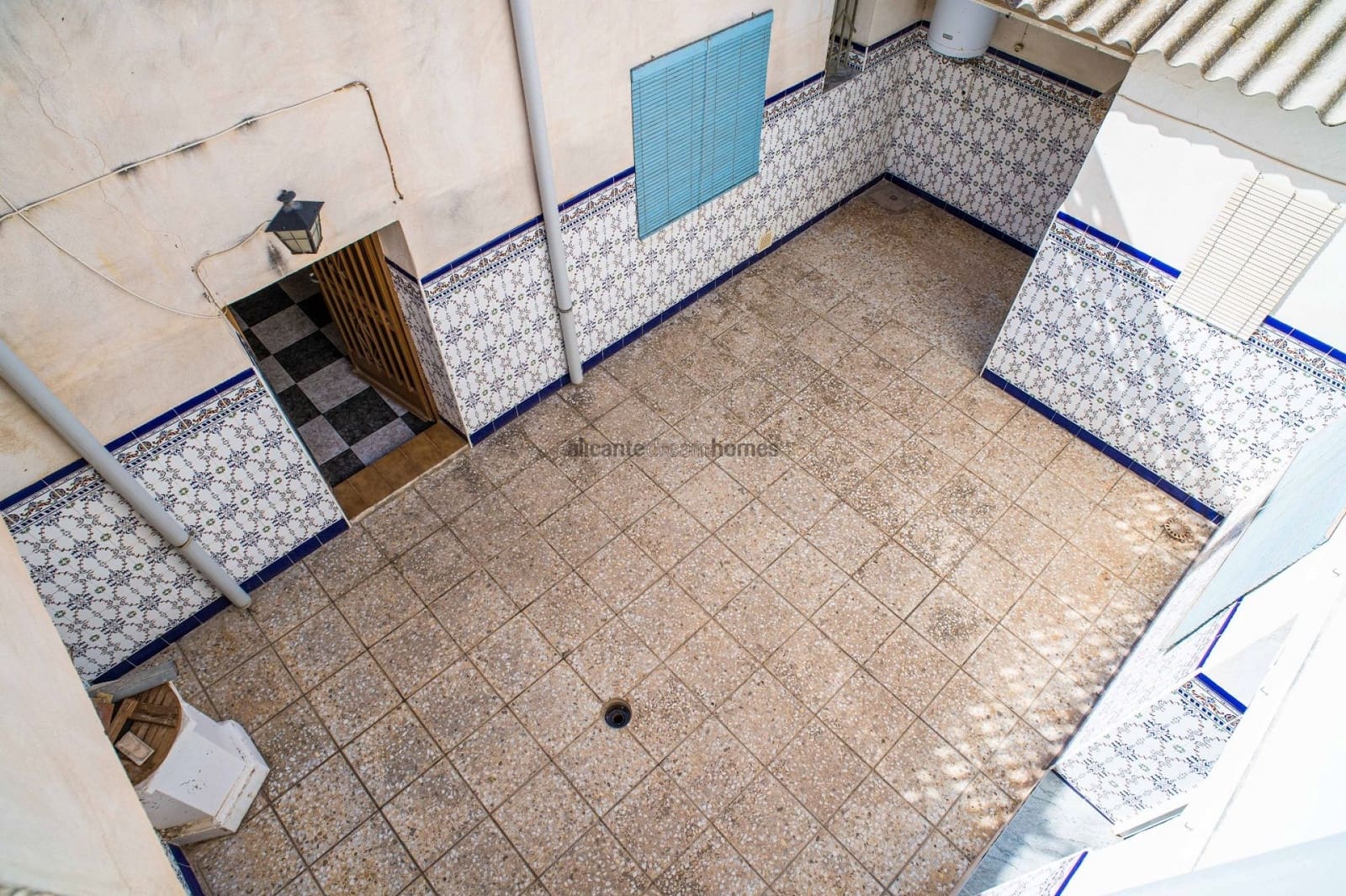 6 bedroom Townhouse for sale in Pinoso with garage - € 170,000 (Ref: 9547518)