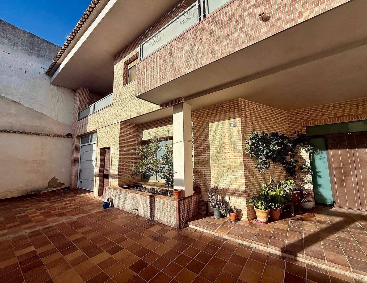 5 bedroom Townhouse for sale in Pinoso with garage - € 399,995 (Ref: 9554533)