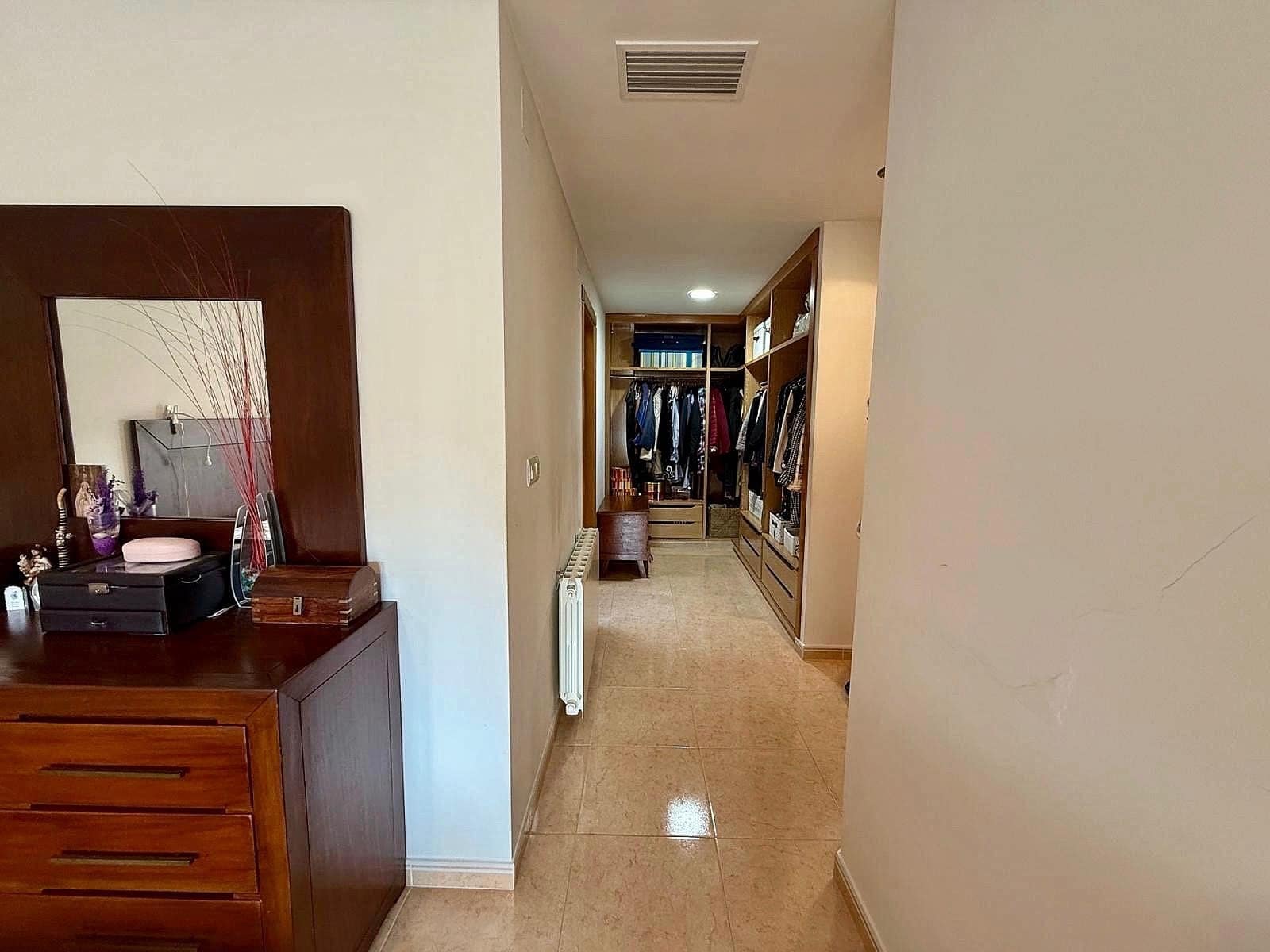 5 bedroom Townhouse for sale in Pinoso with garage - € 399,995 (Ref: 9554533)