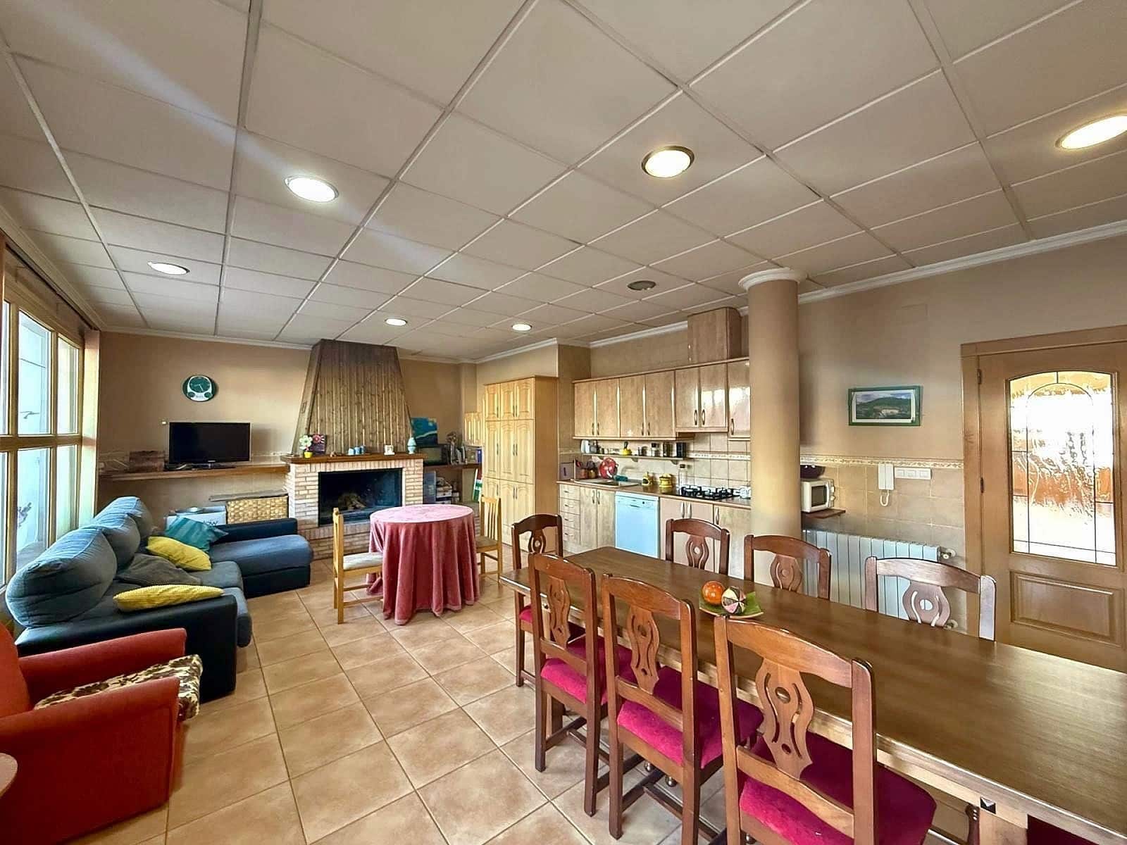 5 bedroom Townhouse for sale in Pinoso with garage - € 399,995 (Ref: 9554533)