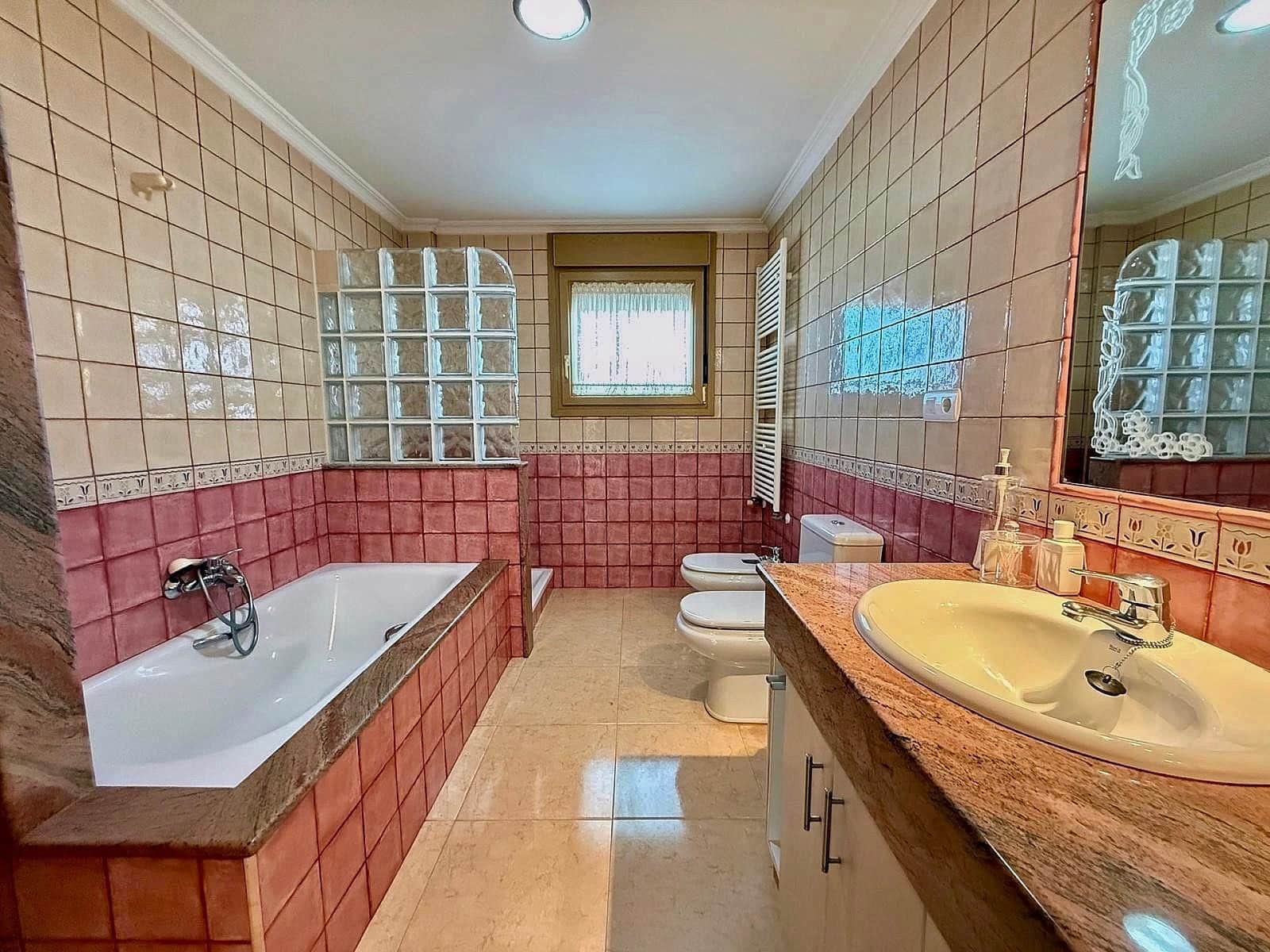 5 bedroom Townhouse for sale in Pinoso with garage - € 399,995 (Ref: 9554533)