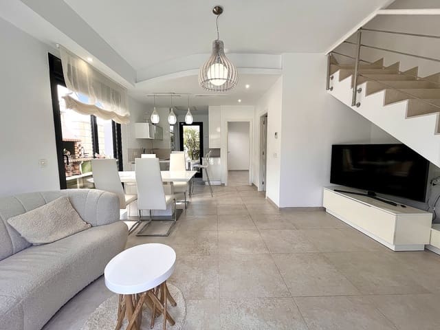 3 soverom Hus til salgs i Villamartin, Orihuela med svømmebasseng - € 350 000 (Ref: 9600947)