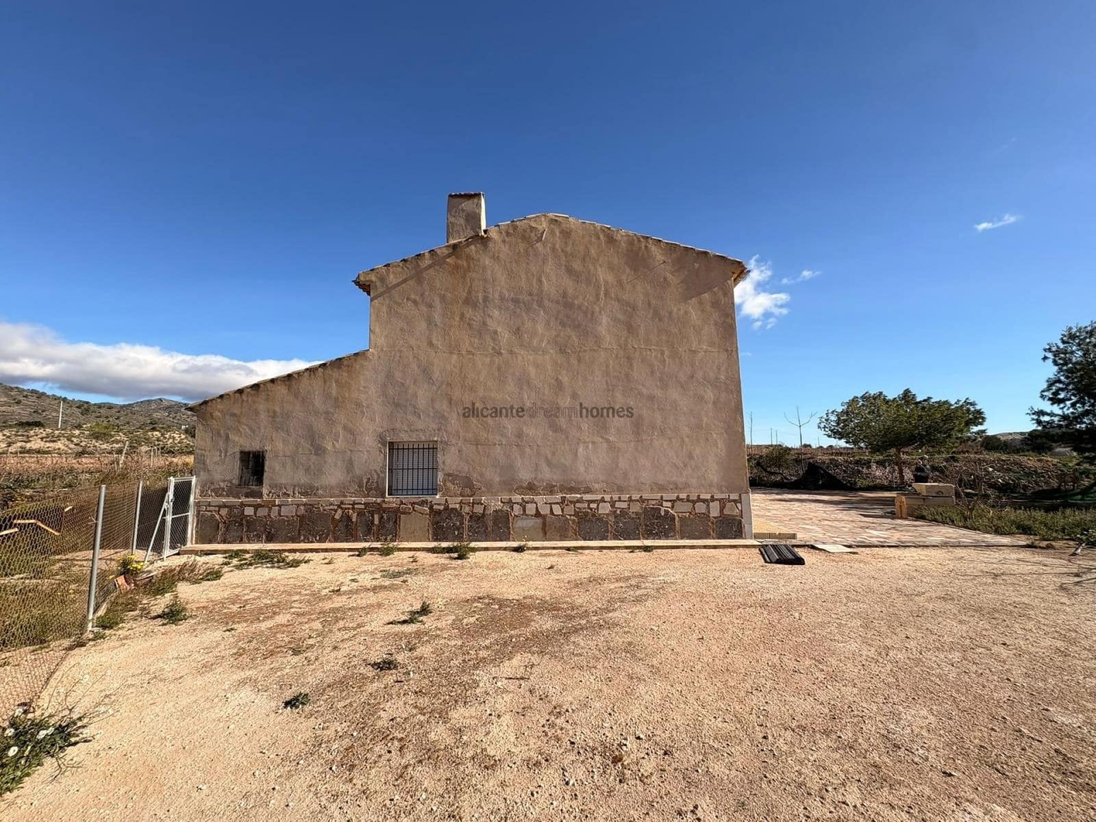 4 bedroom Finca/Country House for sale in La Romana with garage - € 149,995 (Ref: 9610771)