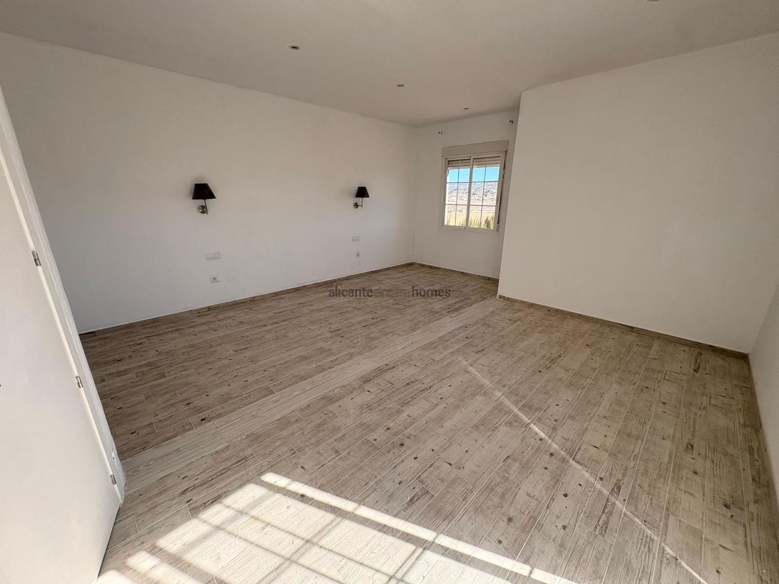 6 bedroom Villa for sale in Pinoso with pool - € 465,000 (Ref: 9614649)