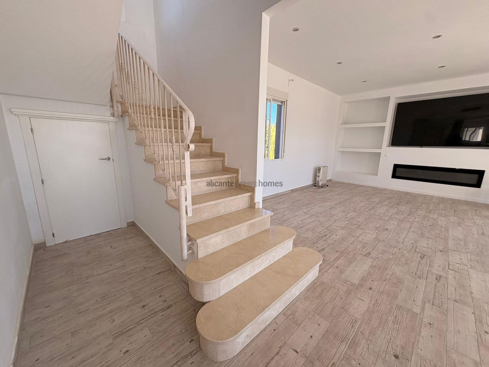 6 bedroom Villa for sale in Pinoso with pool - € 465,000 (Ref: 9614649)