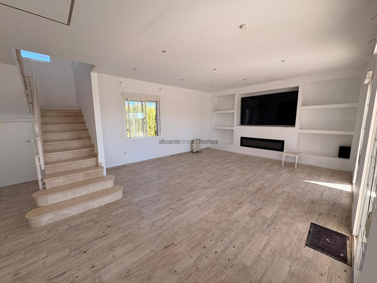 6 bedroom Villa for sale in Pinoso with pool - € 465,000 (Ref: 9614649)