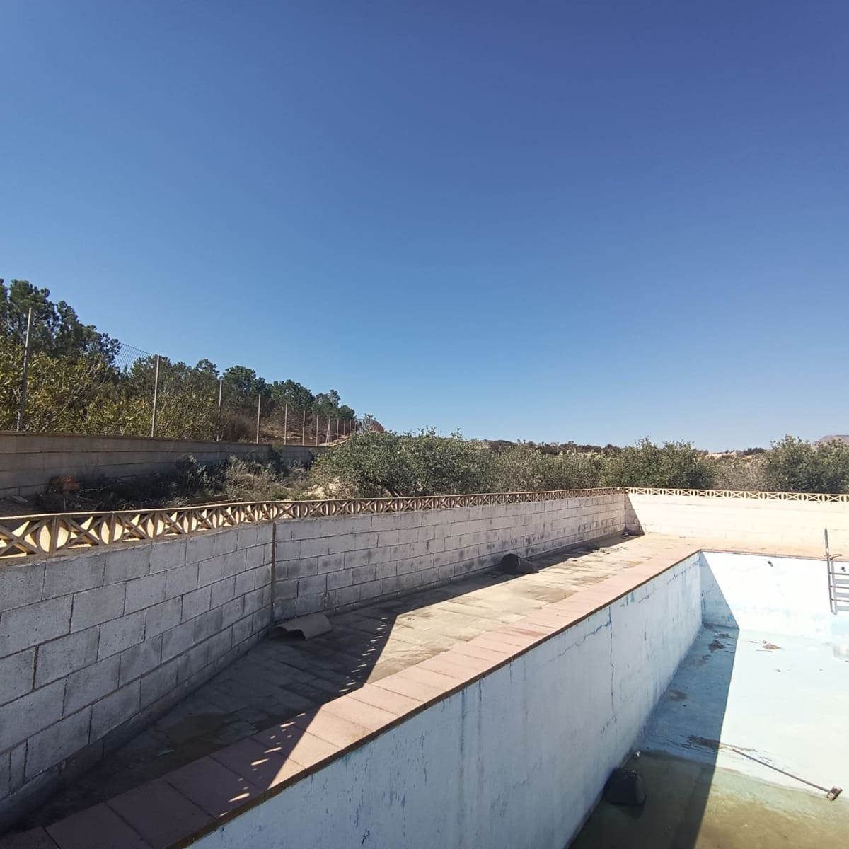 Finca/Casa Rural de 6 habitaciones en Elda en venta - 195.000 € (Ref: 9639940)