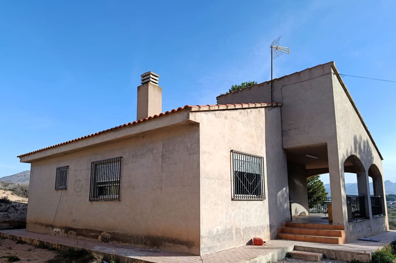 Finca/Casa Rural de 6 habitaciones en Elda en venta - 195.000 € (Ref: 9639940)
