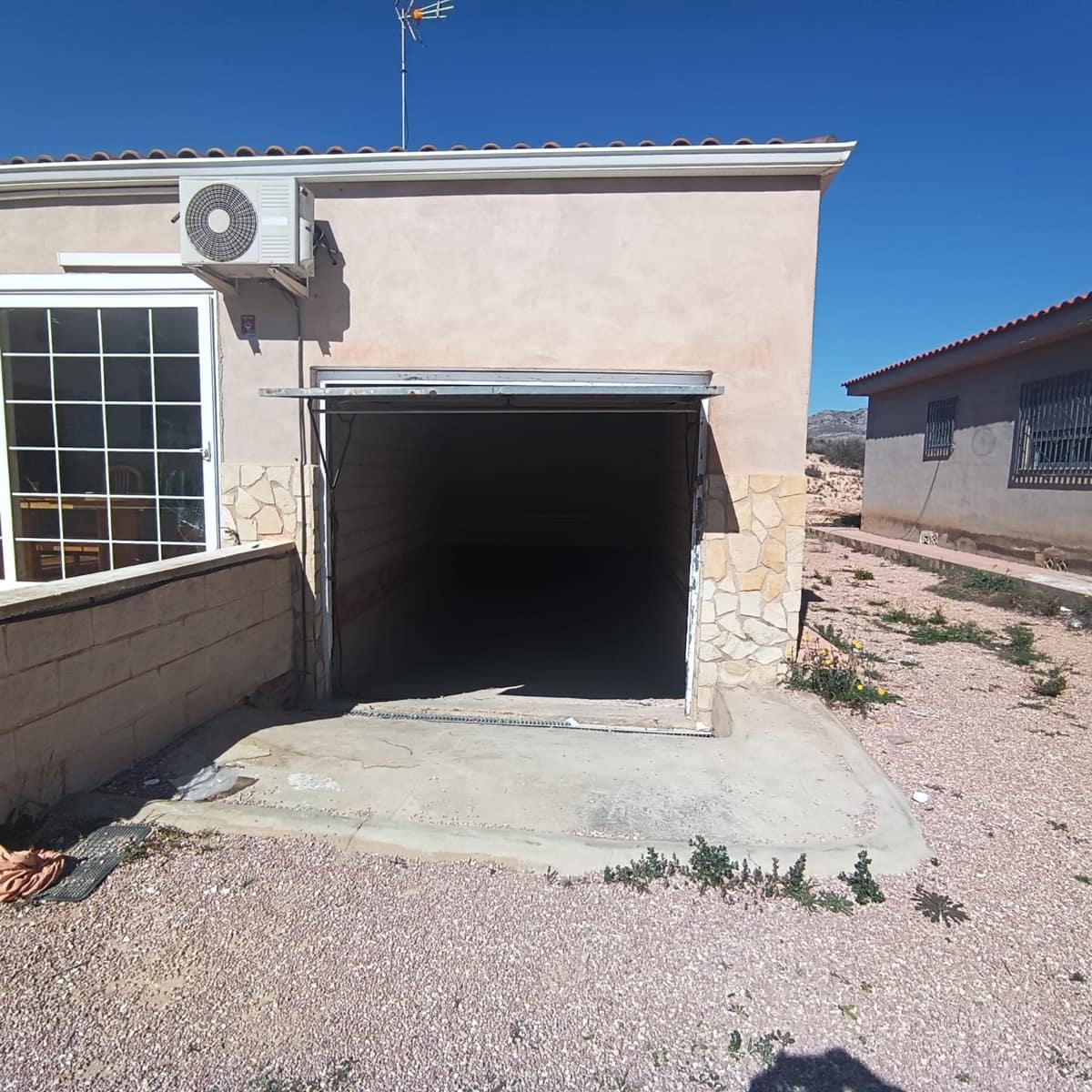 Finca/Casa Rural de 6 habitaciones en Elda en venta - 195.000 € (Ref: 9639940)