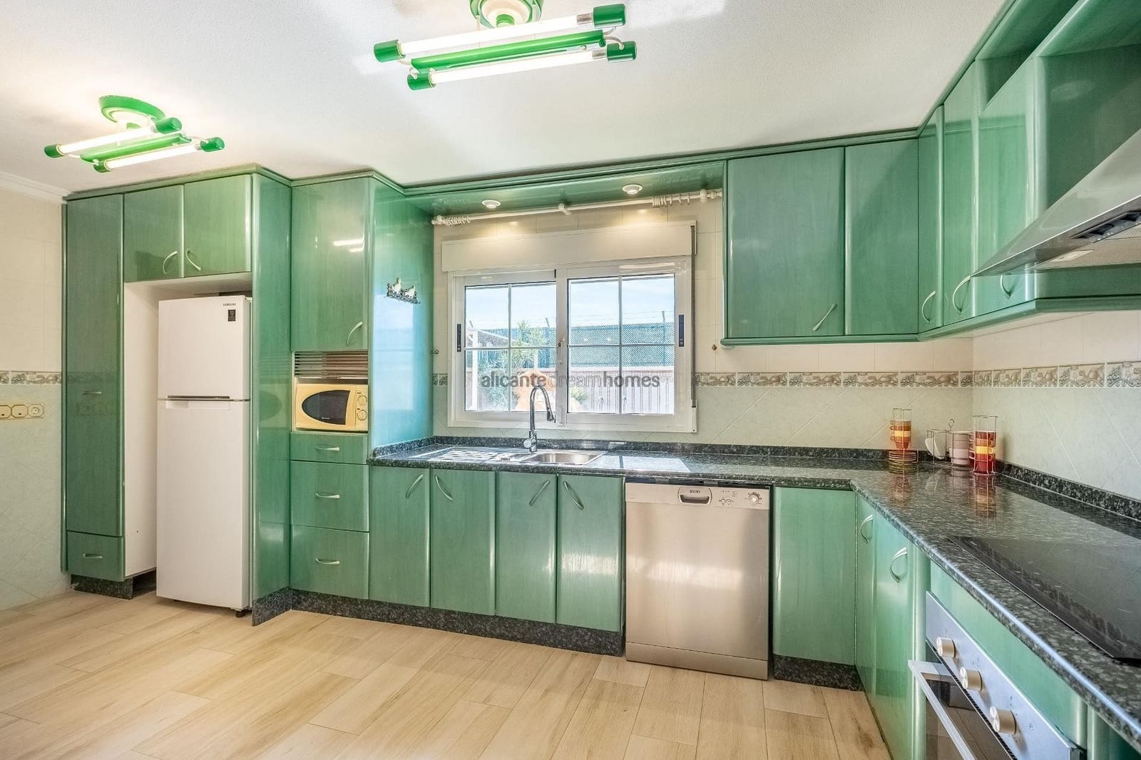 6 makuuhuone Huvila myytävänä paikassa Torrevieja mukana uima-altaan 
autotalli - 645 000 € (Ref: 9647647)