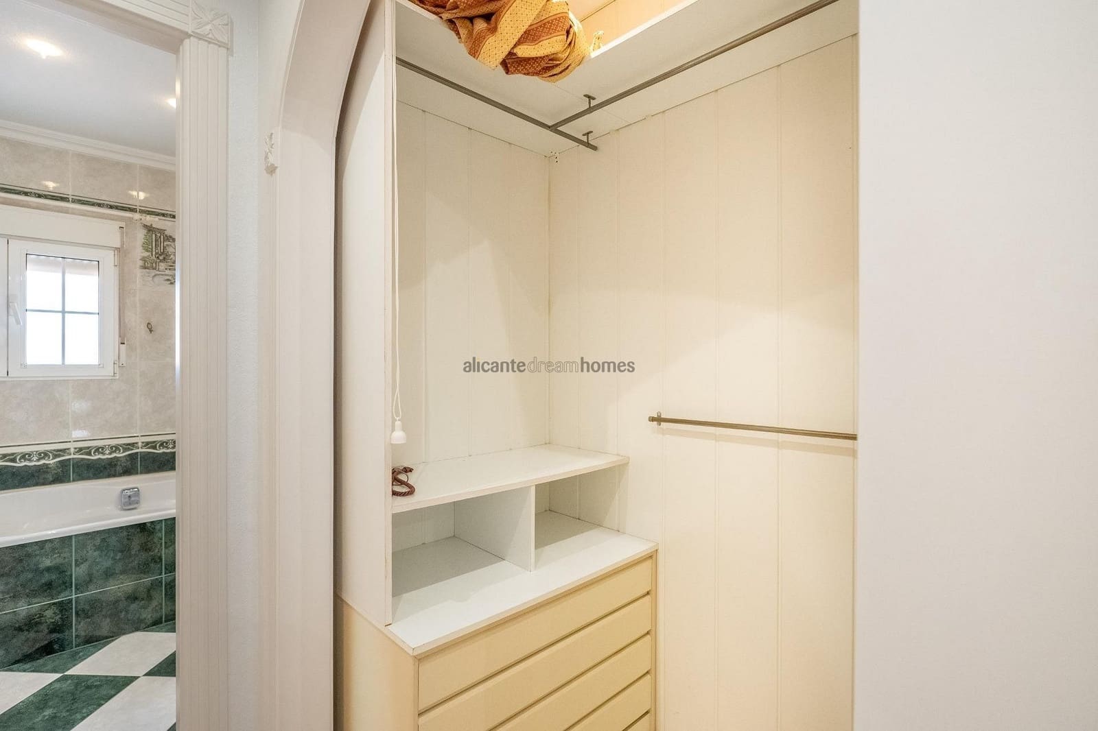 6 makuuhuone Huvila myytävänä paikassa Torrevieja mukana uima-altaan 
autotalli - 645 000 € (Ref: 9647647)