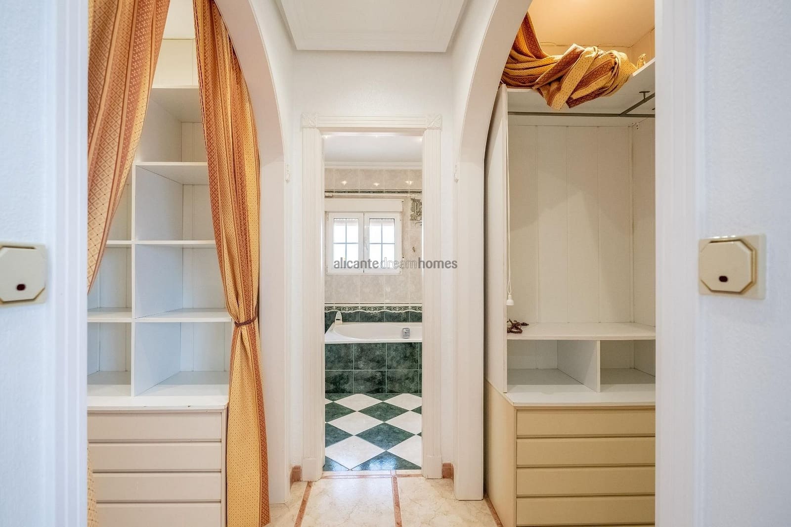 6 makuuhuone Huvila myytävänä paikassa Torrevieja mukana uima-altaan 
autotalli - 645 000 € (Ref: 9647647)