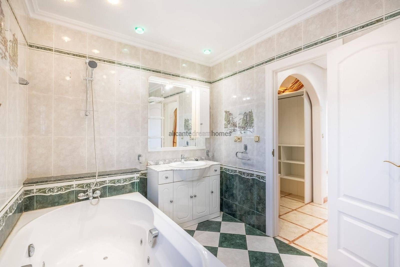 6 makuuhuone Huvila myytävänä paikassa Torrevieja mukana uima-altaan 
autotalli - 645 000 € (Ref: 9647647)