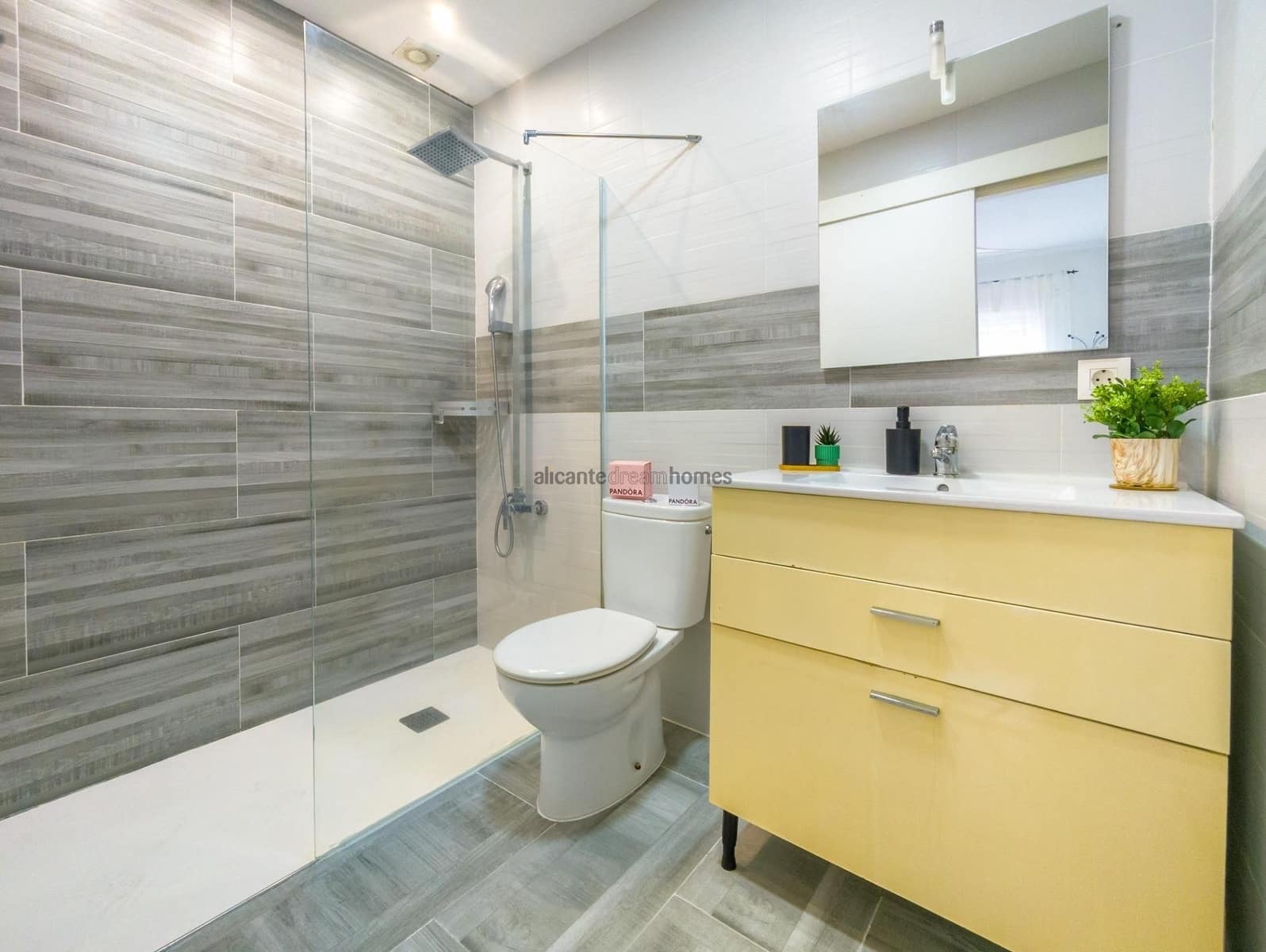 3 soveværelse Lejlighed til salg i Torrevieja - € 149.900 (Ref: 9647648)