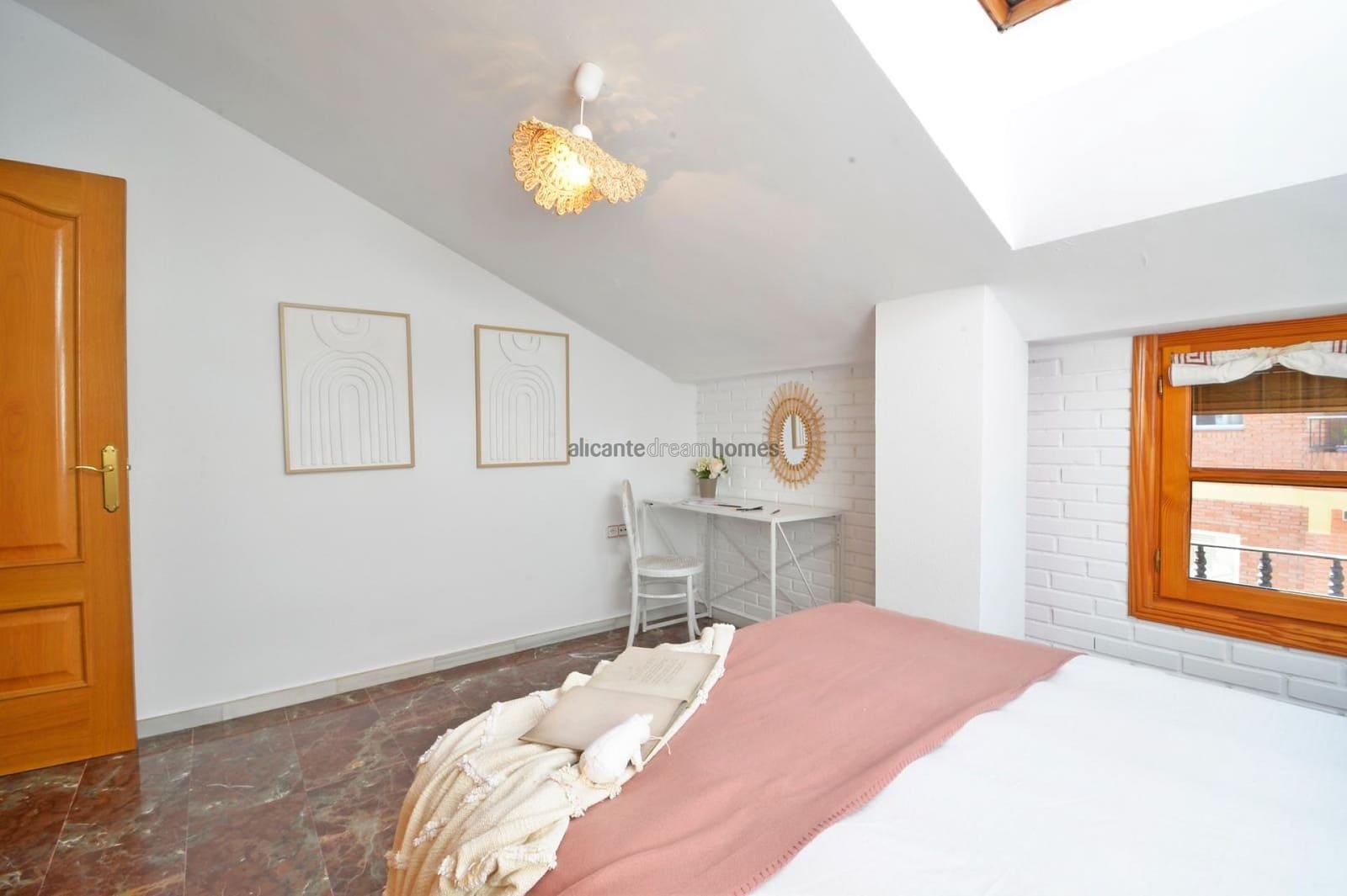 4 slaapkamer Huis te koop in Sax met garage - € 249.000 (Ref: 9651109)