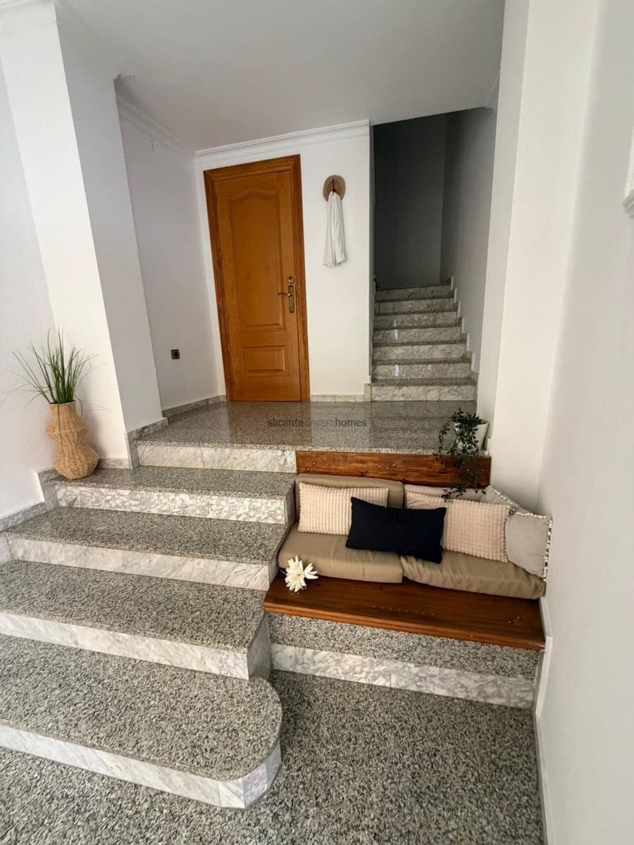 4 slaapkamer Huis te koop in Sax met garage - € 249.000 (Ref: 9651109)