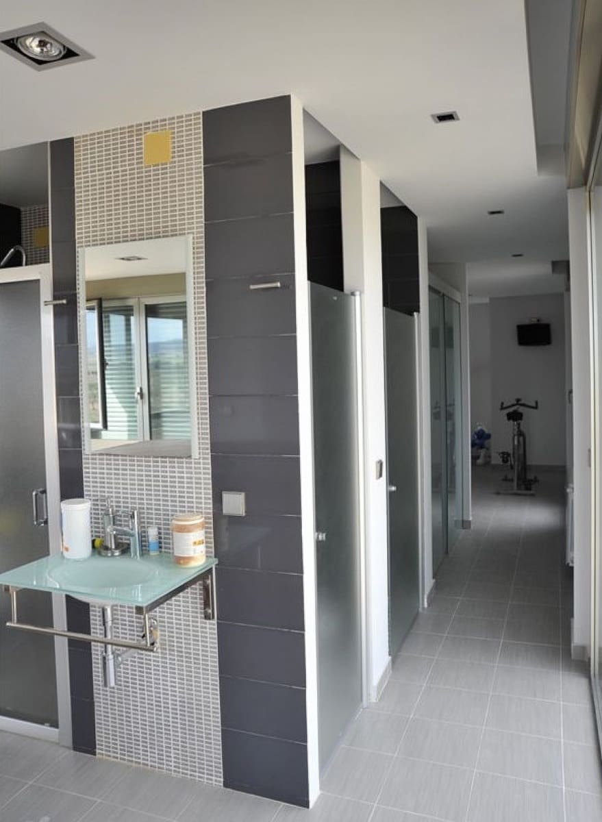 5 bedroom Villa for sale in Yecla with pool garage - € 499,000 (Ref: 9651141)