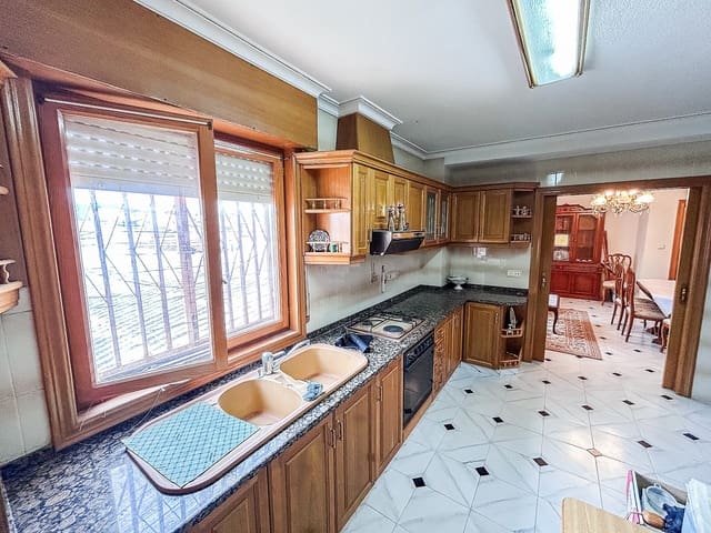 6 bedroom Commercial for sale in Monóvar / Monóver with garage - € 199,990 (Ref: 9651176)