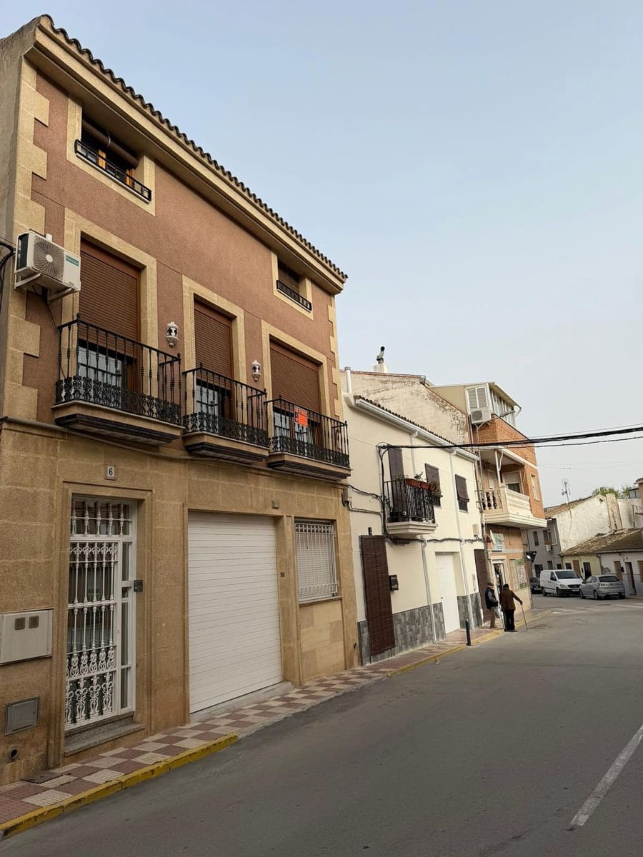 4 bedroom Townhouse for sale in Sax with garage - € 249,000 (Ref: 9651188)