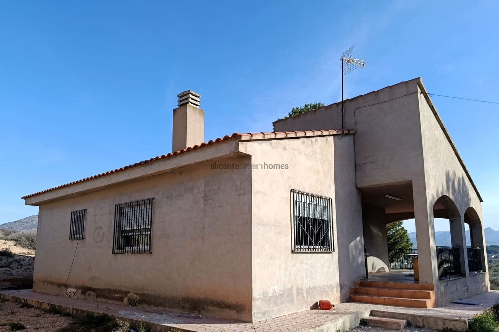 6 bedroom Villa for sale in Elda with pool garage - € 190,000 (Ref: 9669889)