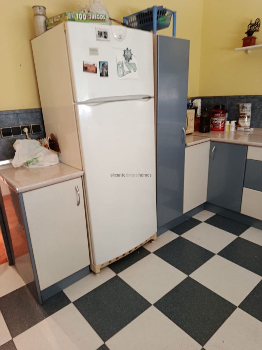 6 bedroom Villa for sale in Elda with pool garage - € 190,000 (Ref: 9669889)