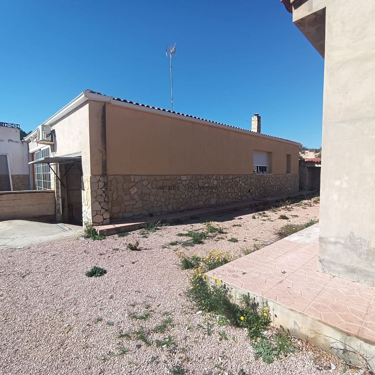 6 bedroom Villa for sale in Elda with pool garage - € 190,000 (Ref: 9669889)