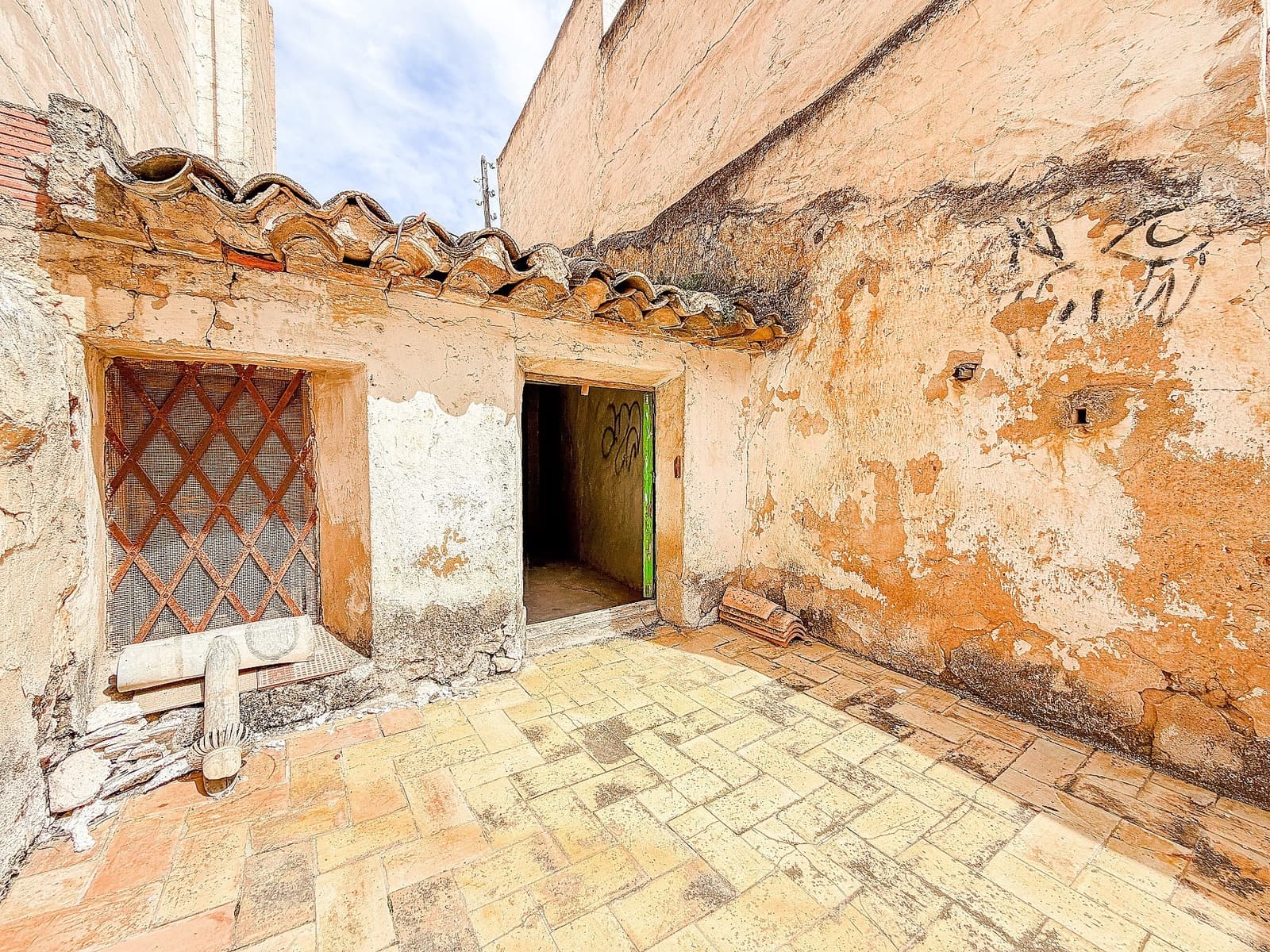 6 bedroom Townhouse for sale in Yecla - € 46,000 (Ref: 9698064)