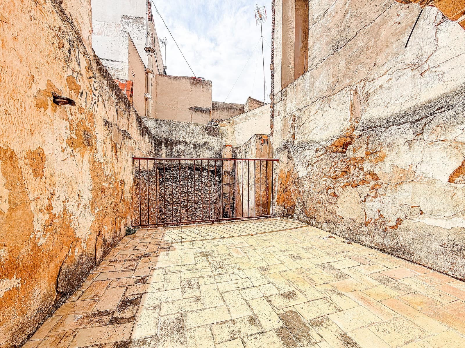 6 bedroom Townhouse for sale in Yecla - € 46,000 (Ref: 9698064)