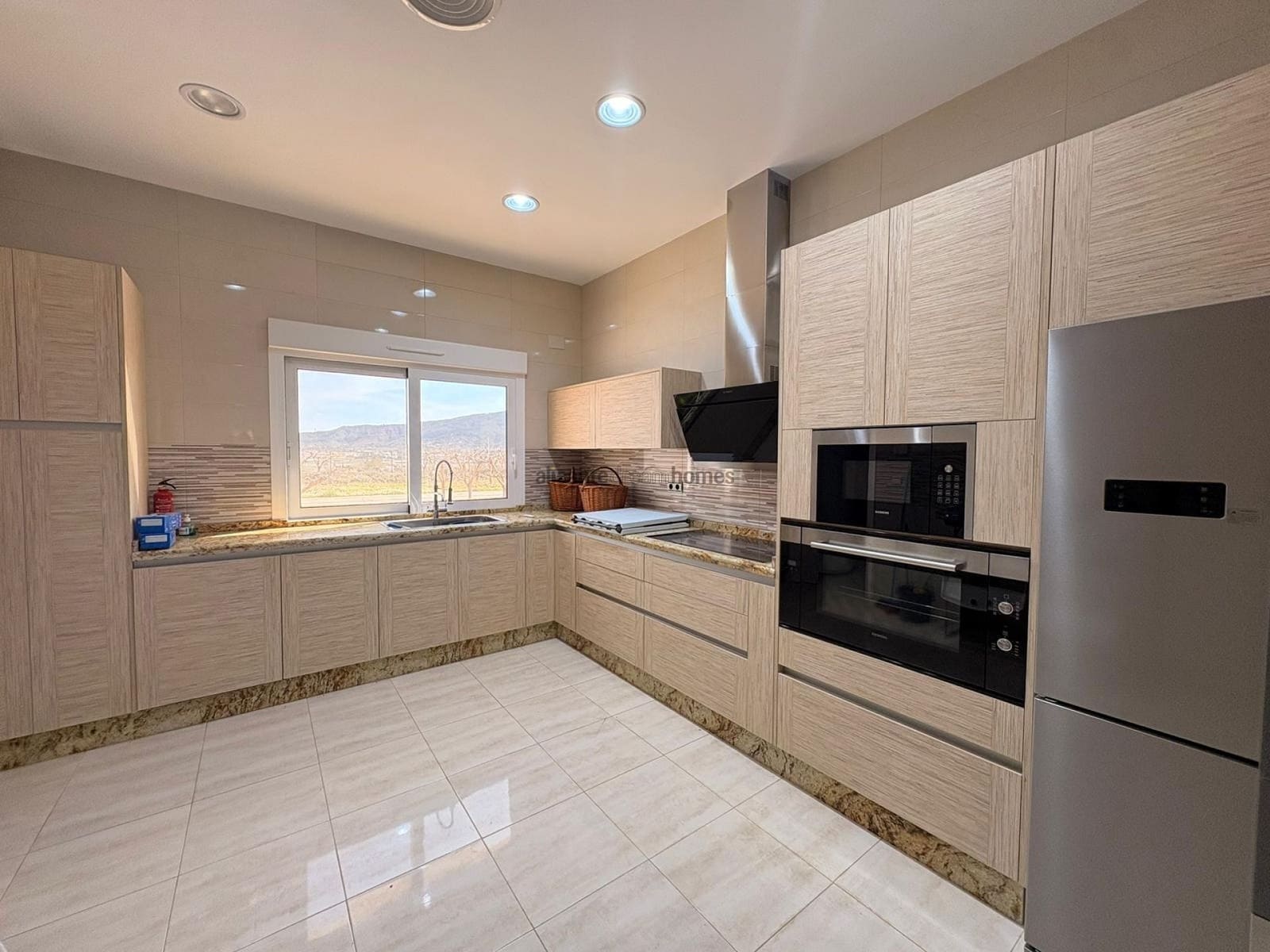 Chalet de 4 habitaciones en Pinoso en venta - 650.000 € (Ref: 9700389)