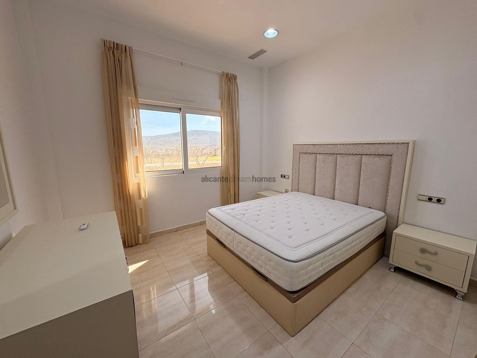 Chalet de 4 habitaciones en Pinoso en venta - 650.000 € (Ref: 9700389)