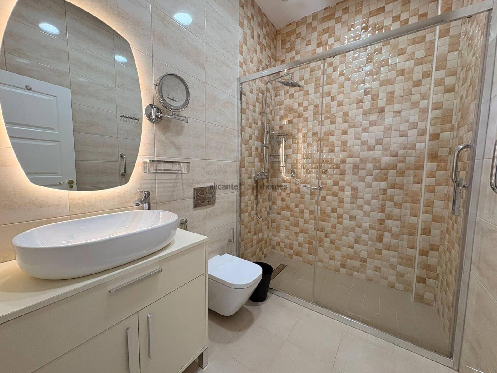 Chalet de 4 habitaciones en Pinoso en venta - 650.000 € (Ref: 9700389)