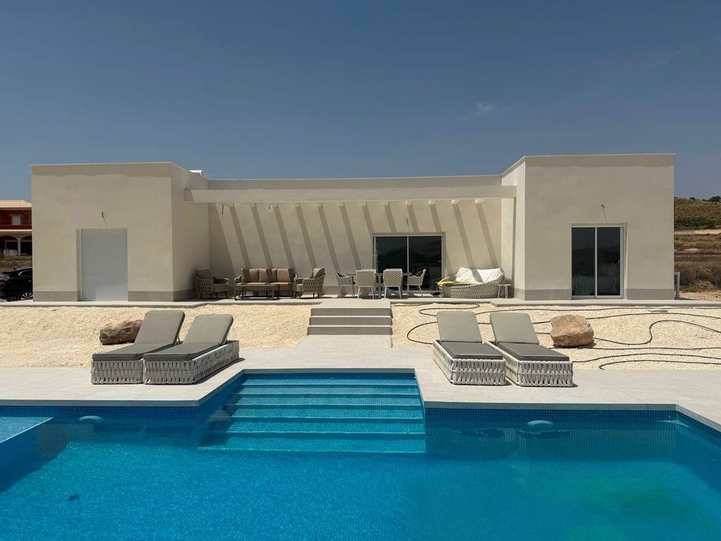 Chalet de 3 habitaciones en Pinoso en venta con piscina - 425.000 € (Ref: 9744040)