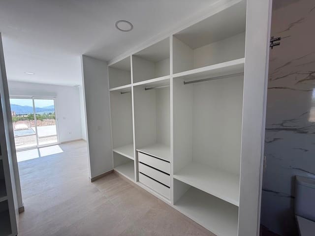 Chalet de 3 habitaciones en Pinoso en venta con piscina - 425.000 € (Ref: 9744040)