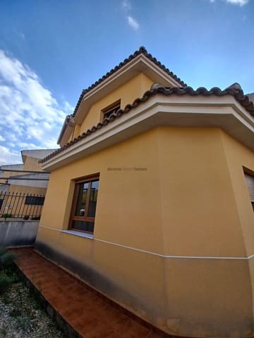 4 soveværelse Byhus til salg i Pinoso med swimmingpool garage - € 235.000 (Ref: 9751567)