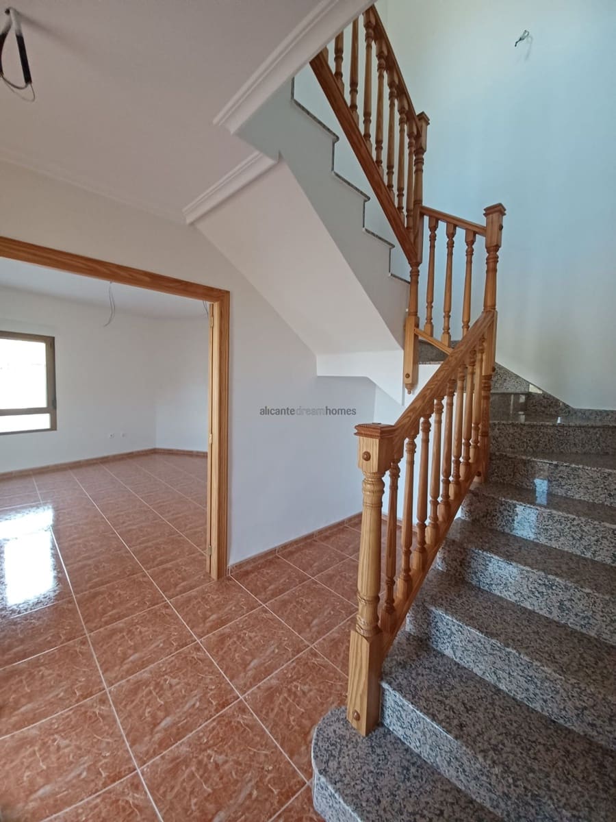 4 soveværelse Byhus til salg i Pinoso med swimmingpool garage - € 235.000 (Ref: 9751567)