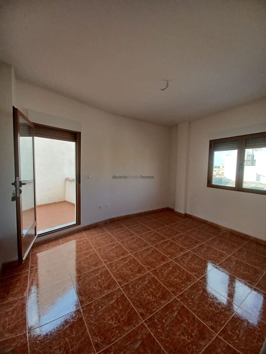 4 soveværelse Byhus til salg i Pinoso med swimmingpool garage - € 235.000 (Ref: 9751567)