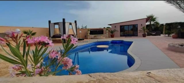 5 soveværelse Villa til salg i Pinoso med swimmingpool - € 499.995 (Ref: 9755274)