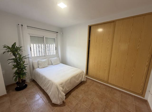 4 makuuhuone Huvila myytävänä paikassa Castalla mukana uima-altaan 
autotalli - 268 000 € (Ref: 9755278)