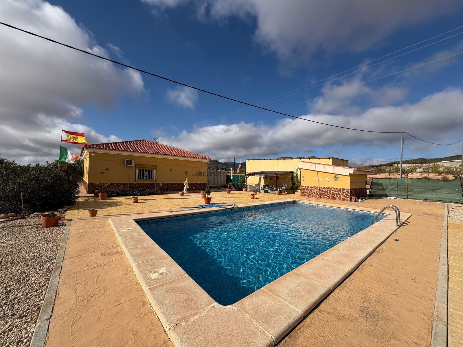 3 Zimmer Villa zu verkaufen in Pinoso mit Pool Garage - 299.995 € (Ref: 9761653)