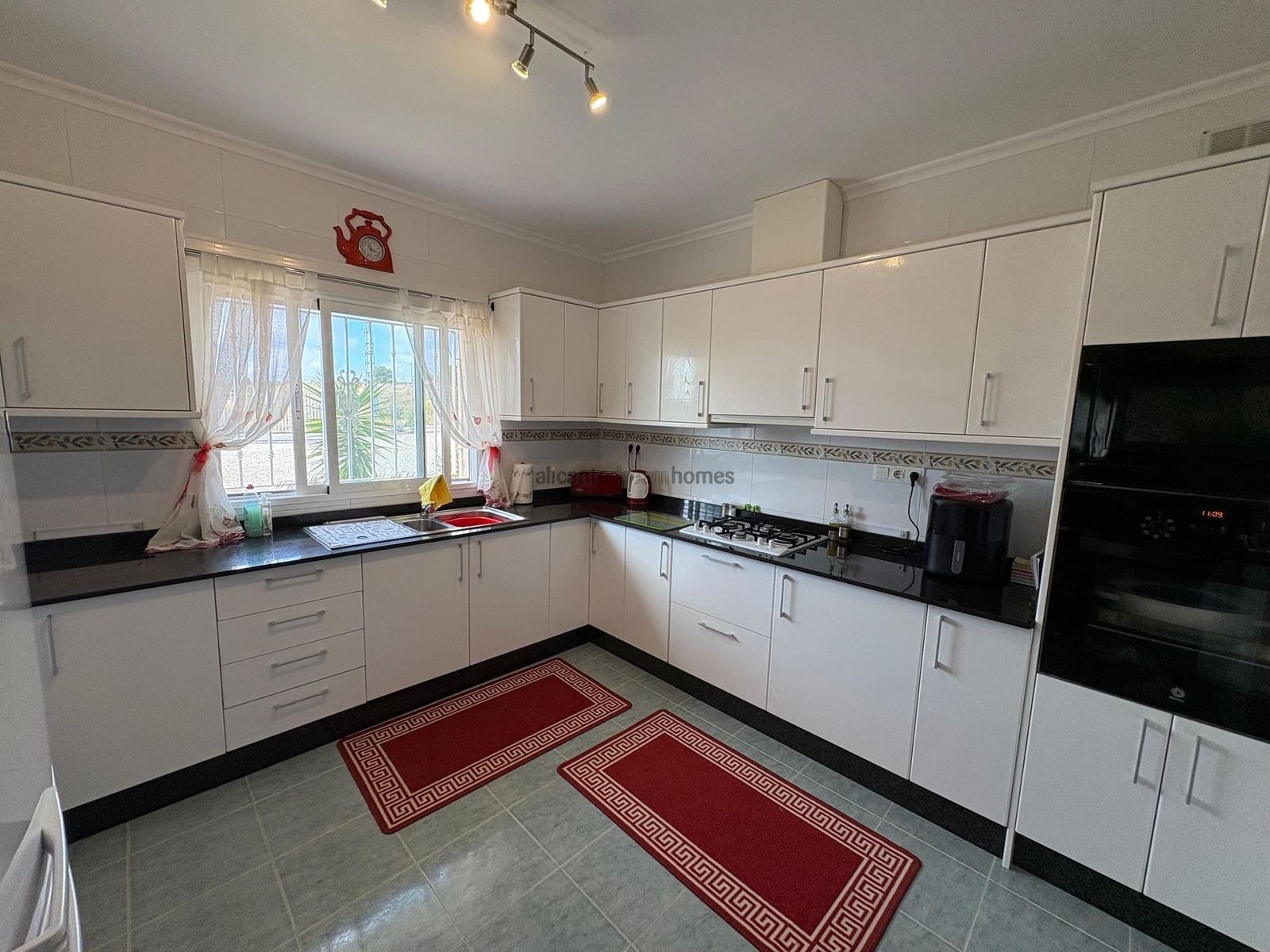 3 Zimmer Villa zu verkaufen in Pinoso mit Pool Garage - 299.995 € (Ref: 9761653)