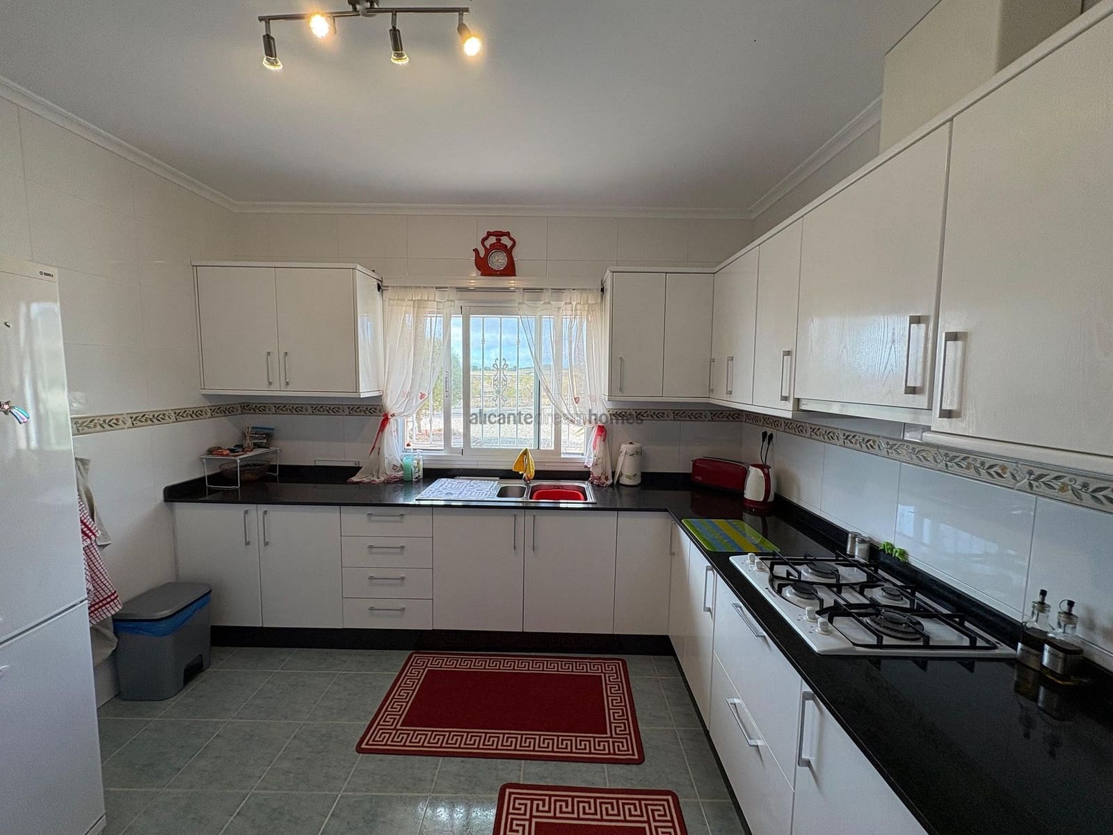 3 Zimmer Villa zu verkaufen in Pinoso mit Pool Garage - 299.995 € (Ref: 9761653)